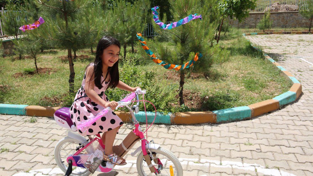 Valimiz Sayın Tuncay Sonel'den Anaokullarımıza Bisiklet Armağanı